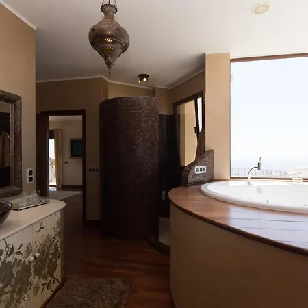 Veronika Stunning 3 Bedrom Private Heated Pool
