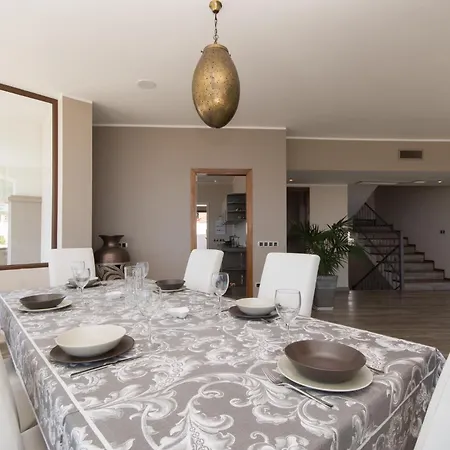 Veronika Stunning 3 Bedrom Private Heated Pool *