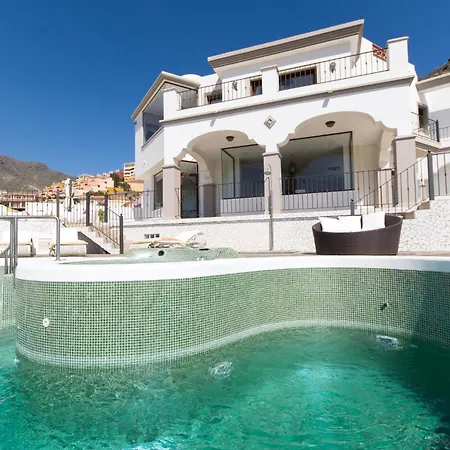 Veronika Stunning 3 Bedrom Private Heated Pool